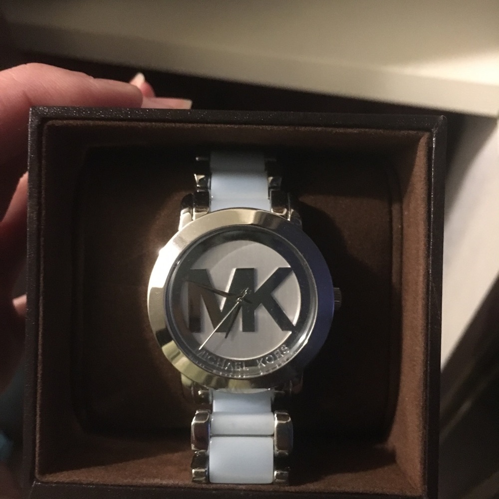 Authentic mk wAtch